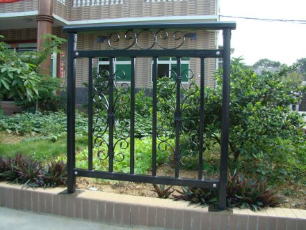 陽臺護(hù)欄裝修怎樣才規(guī)范？陽臺護(hù)欄廠家總結(jié)了