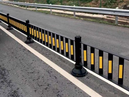 交通護(hù)欄的種類及各分類的規(guī)模，要求和用途有